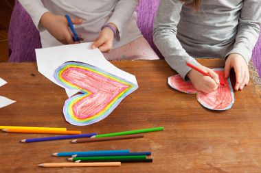 Çocuğun Ellerin çizimi renkli Kalpler