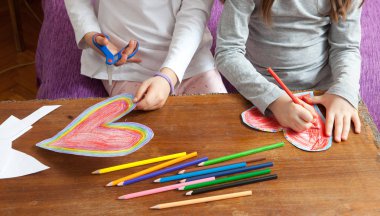 Çocuğun Ellerin çizimi renkli Kalpler