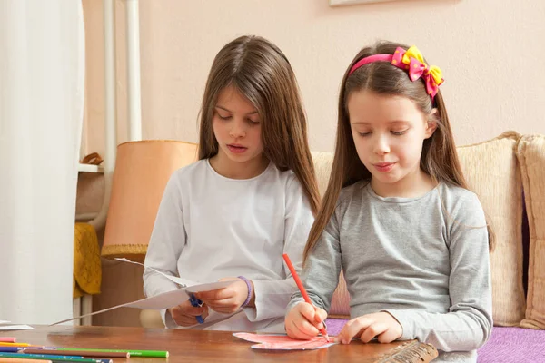 Dos niñas están dibujando corazones coloridos —  Fotos de Stock