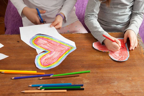 Çocuğun Ellerin çizimi renkli Kalpler