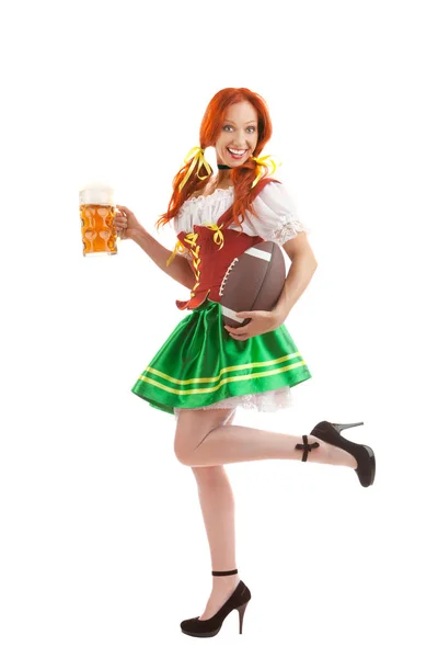 Nő a hagyományos ruha gazdaság sör üveg és a rögbi labda — Stock Fotó