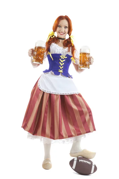 Mulher feliz em traje tradicional segurando um copo de cerveja — Fotografia de Stock
