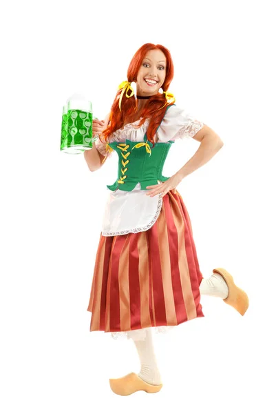 Щаслива жінка в традиційному костюмі тримає пивний келих на — стокове фото