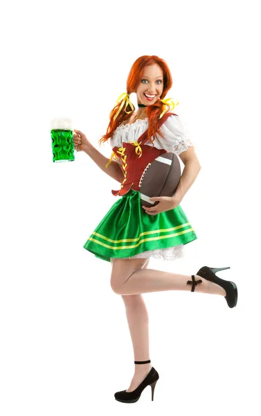 Щаслива жінка в традиційному костюмі тримає пивний келих на — стокове фото