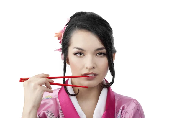 Mulher bonita segurando Sushi com dois pares de pauzinhos — Fotografia de Stock