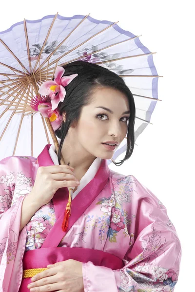 Mladá žena v Kimono šaty s deštníkem — Stock fotografie