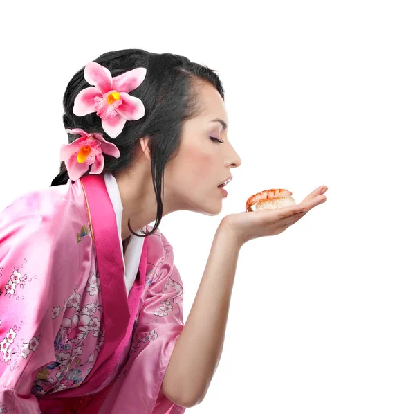 Szczęśliwa kobieta zapachu Sushi na jej ręce — Zdjęcie stockowe