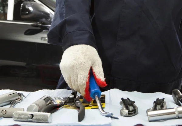 Mecánico real trabajando en taller de reparación de automóviles — Foto de Stock