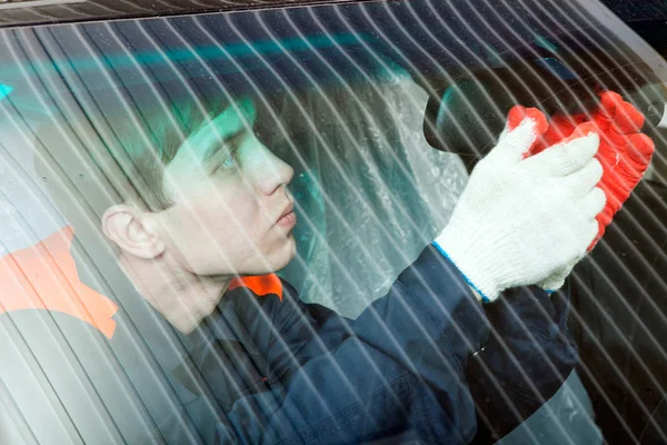 Real Mechanic Working in Auto Repair Shop — Stock Photo, Image