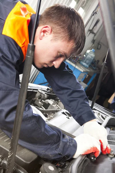  Gerçek mekanik oto tamircisi çalışma