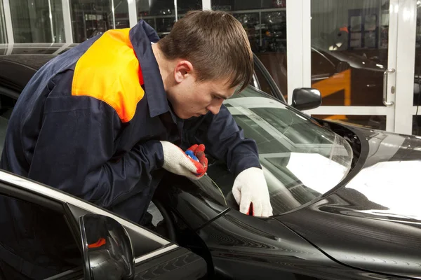 Riktig mekaniker som jobbade i Auto Repair Shop — Stockfoto
