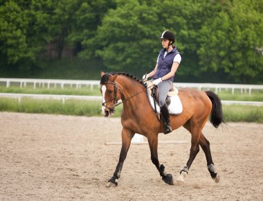 At Binme jokey şapkalı çekici genç kadın
