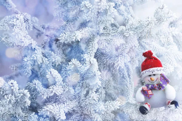 Bonhomme de neige de Noël suspendu à une branche d'arbre à neige — Photo