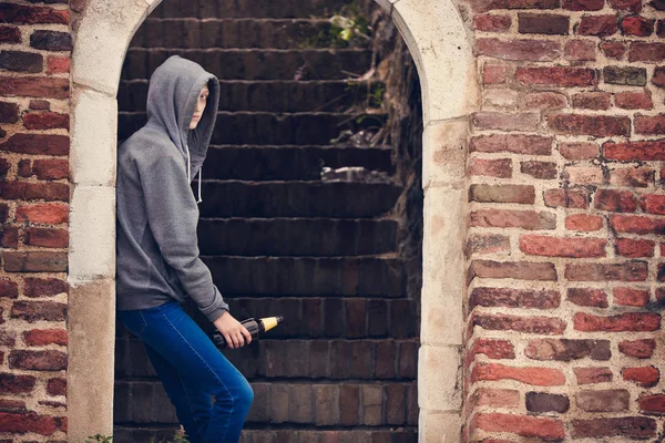 หญิงสาววัยรุ่นโดดเดี่ยว ดื่มเบียร์ในประตู — ภาพถ่ายสต็อก