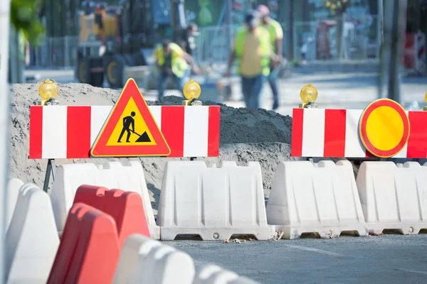 Reparatie verkeersbord in de straat van de stad — Stockfoto