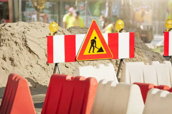 Vägmärke reparation i staden gatan — Stockfoto