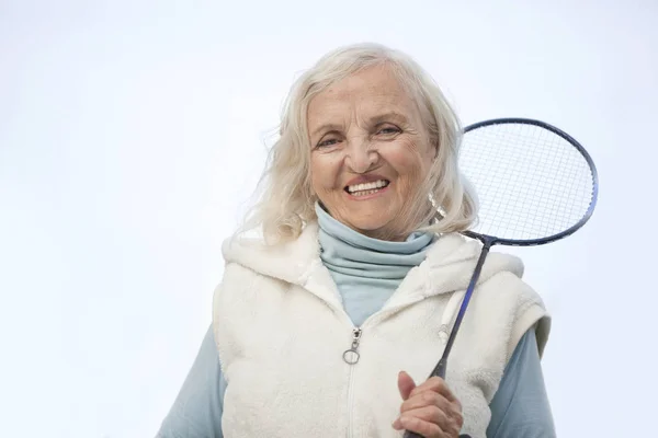 Starszy kobieta gra tenis na zewnątrz — Zdjęcie stockowe