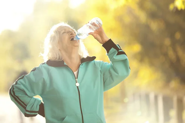 Senior vrouw buitenshuis joggen — Stockfoto