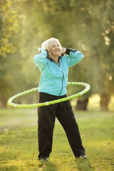 Senior kobieta robi ćwiczenia na zewnątrz — Zdjęcie stockowe