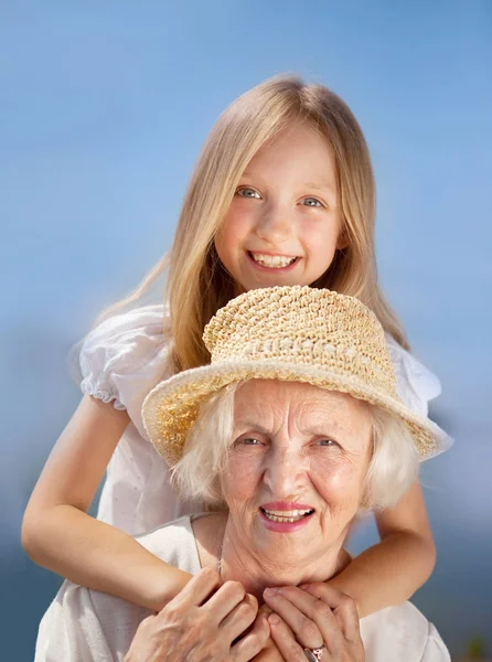Retrato de feliz abuela y nieta mirando la C — Foto de Stock