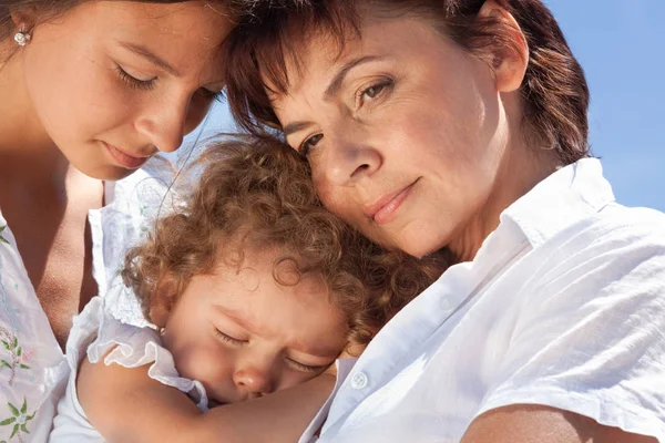 Retrato de la madre y dos hijas —  Fotos de Stock