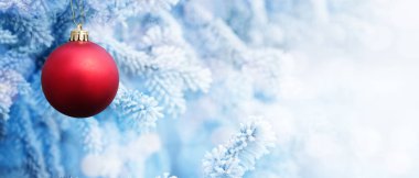 Kırmızı Top ile dondurulmuş Noel ağacı