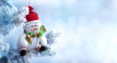 Arka plan Christmas kardan adam bir kar ağaç dalına asılı