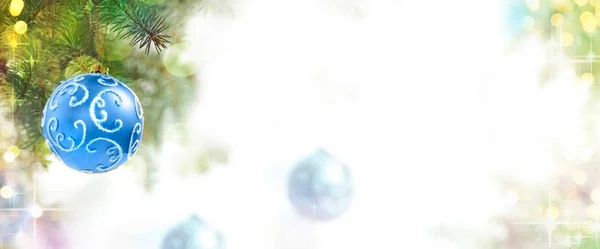 Blue Christmas Balls op de kerstboom — Stockfoto