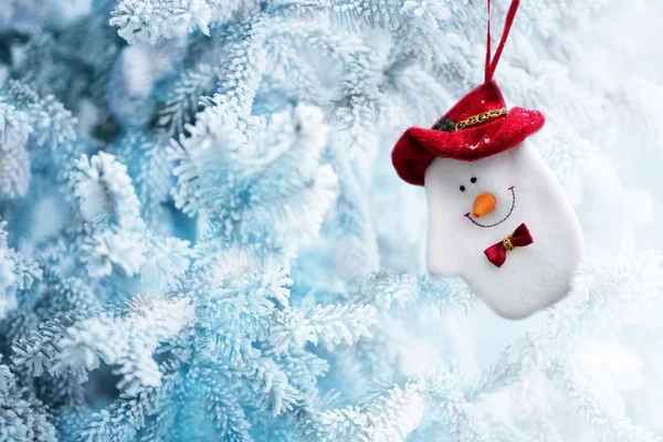 Χριστουγεννιάτικη κάλτσα χιονάνθρωπος κρέμεται σε ένα υποκατάστημα δέντρο χιόνι — Φωτογραφία Αρχείου