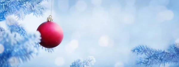 A hó piros labdát karácsonyi háttér kék fa — Stock Fotó