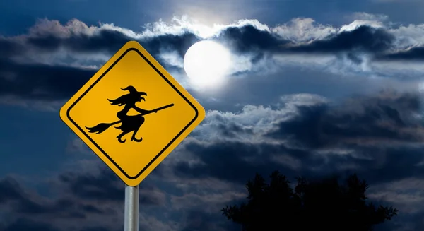 Telihold az éjszakai égre és a boszorkány út jel — Stock Fotó