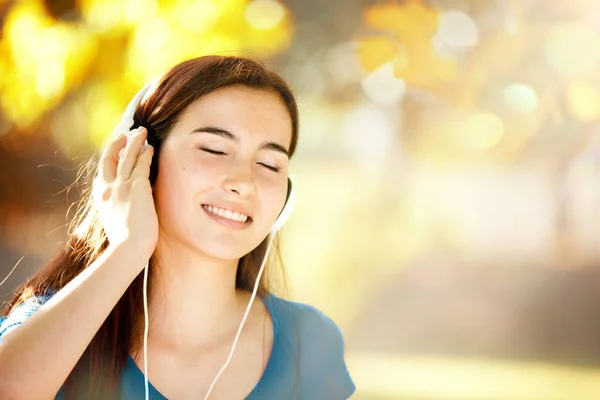 Happy Girl Listening to Headphones on a Wonderful Autumn Day — Stock Photo, Image