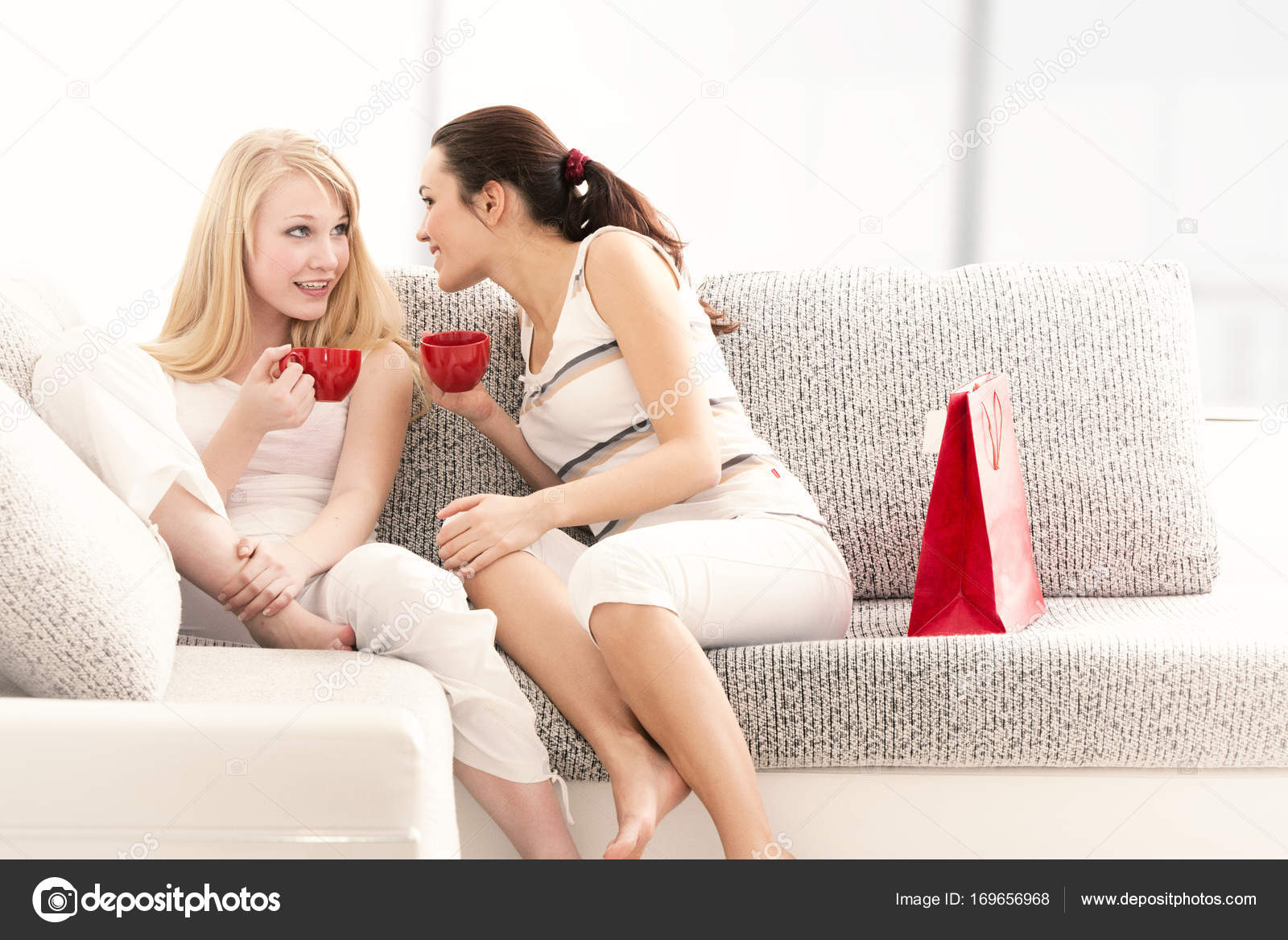 Две подруги развлекаются на диване