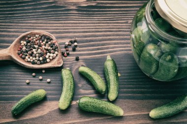 Yeşil salatalık, arka ve kırmızı biber ahşap tablo