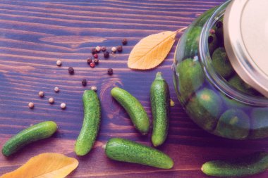 Yeşil salatalık, arka ve kırmızı biber ahşap tablo