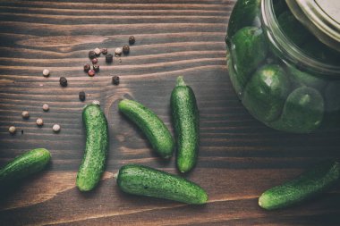 Yeşil salatalık, arka ve kırmızı biber ahşap tablo