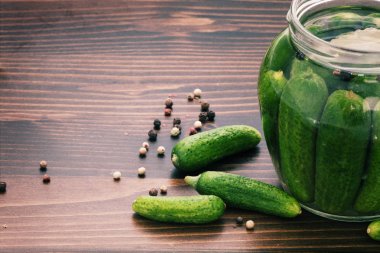 Yeşil salatalık, arka ve kırmızı biber ahşap tablo