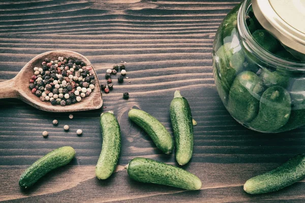 Yeşil salatalık, arka ve kırmızı biber ahşap tablo