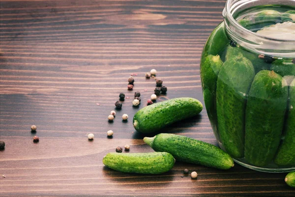 Yeşil salatalık, arka ve kırmızı biber ahşap tablo