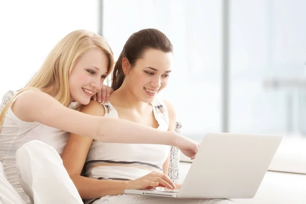 Young Women Surfing the Internet with Laptop — Stock Photo, Image