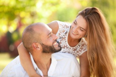 Mutlu çift kucaklayan açık havada olduğunu