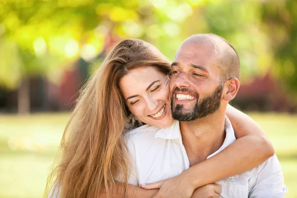 Счастливая пара обнимается на открытом воздухе летом — стоковое фото