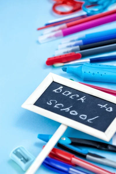 Volver a la escuela en colores azul, rojo y blanco — Foto de Stock