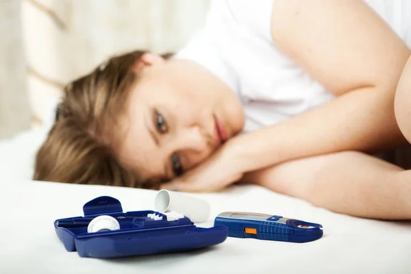 Kan şekerini kontrol üzgün genç kadın