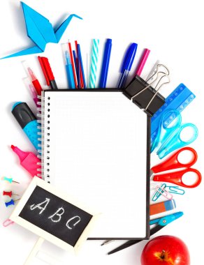 Okul arka plan ile defter ve renkli başa 