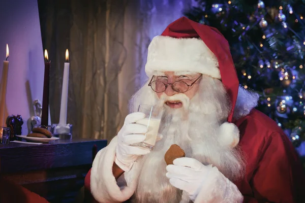 Portret van de kerstman met melk en Cookie — Stockfoto