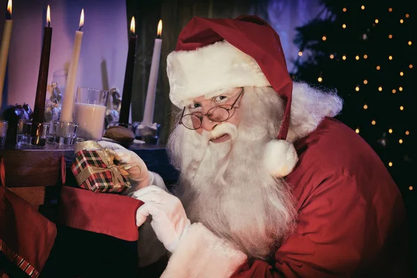 Retrato de Papá Noel con regalo de Navidad —  Fotos de Stock