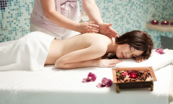 Spa salon: mooie jonge vrouw met Massage op haar rug — Stockfoto