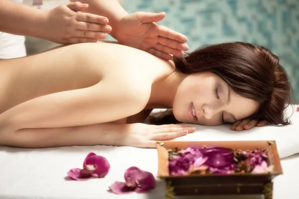Salón de spa: Hermosa mujer joven teniendo masaje en su espalda — Foto de Stock
