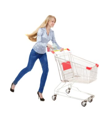 Boş alışveriş sepeti ile çalışan genç güzel kadın 